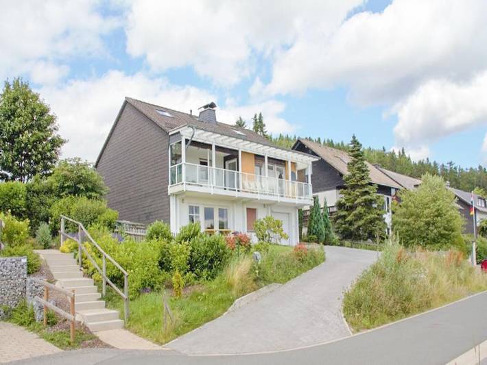 Ferienhaus für 12 Personen, mit Balkon und Terrasse sowie Garten in Neuastenberg