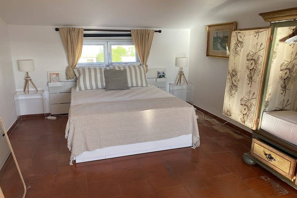 Seafronft Villa With Swimming Pool in Praia das Maçãs, Colares