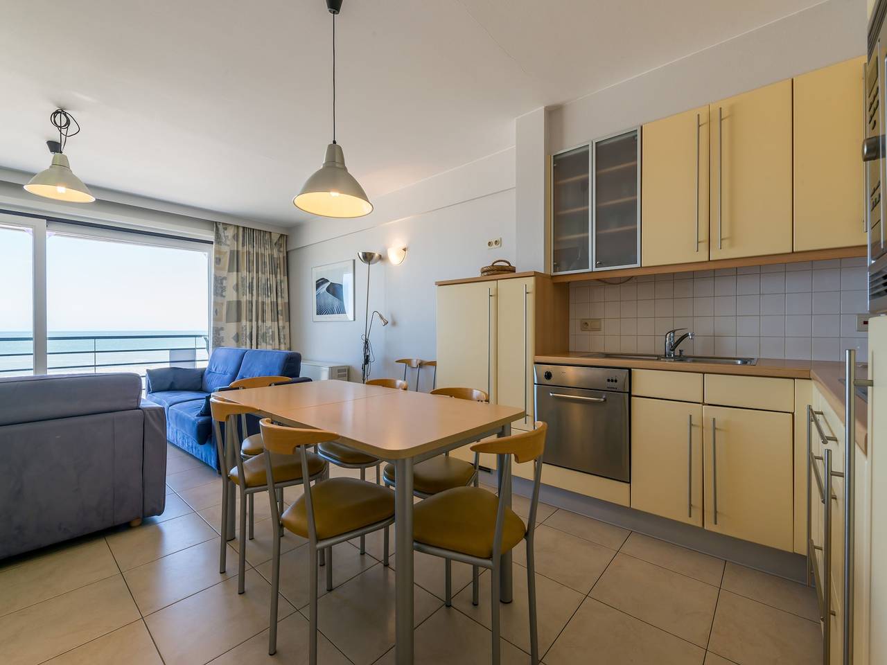 Geheel appartement, Appartement aan de Zeedijk met zeezicht in Koksijde-Bad, Koksijde
