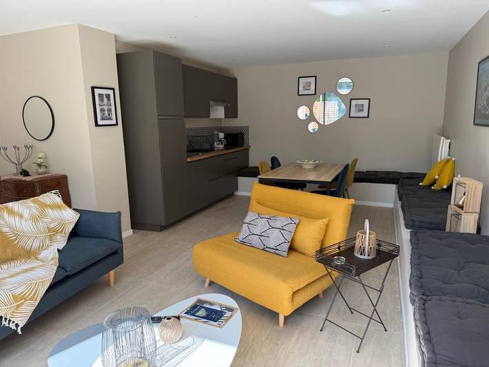 Gîte pour 2 personnes, avec vue ainsi que piscine et jardin dans Thermes de Camoins les Bains - 4