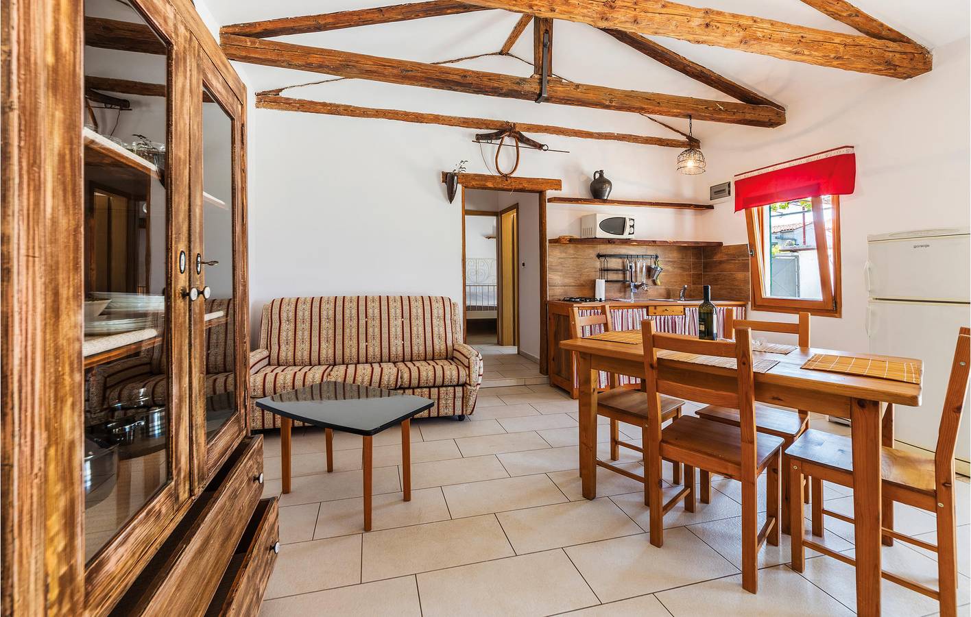 Reizende 2-Zimmer-Wohnung mit Pool, Terrasse und WLAN – 2 km vom Strand entfernt in Pula-Medulin, Pula