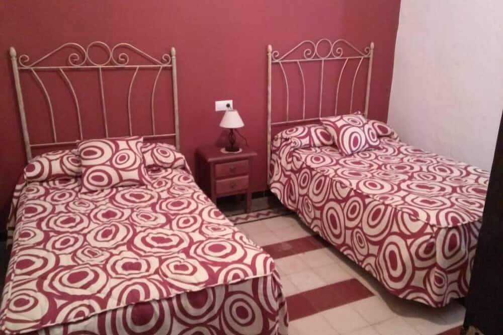 Large rural house in the center of Andalucia for 12 people with swimming pool and barbecue. in Las Lagunillas, Priego de Córdoba