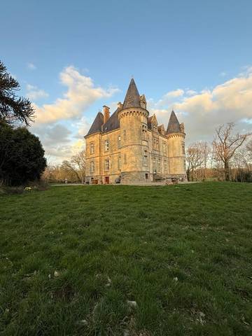 Location de vacances pour 2 personnes, avec jardin et piscine ainsi que vue et vue sur le lac à Saint-Vincent-sur-Oust
