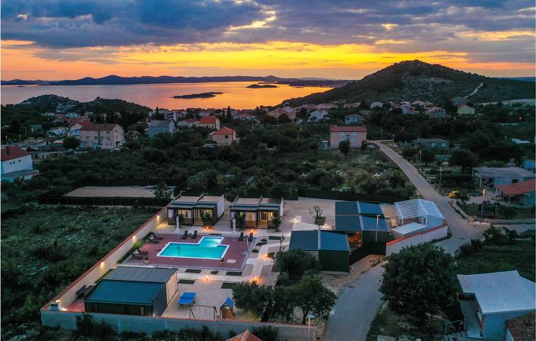 Bungalow für 24 Personen, mit Pool und Terrasse sowie Garten in Dalmatien - 3