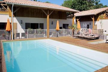 Gîte pour 4 personnes, avec sauna ainsi que piscine et balcon dans Plage Moutchic