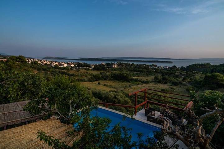Villa für 8 Personen, mit Balkon und Terrasse sowie Garten und Pool in Banjol - 4