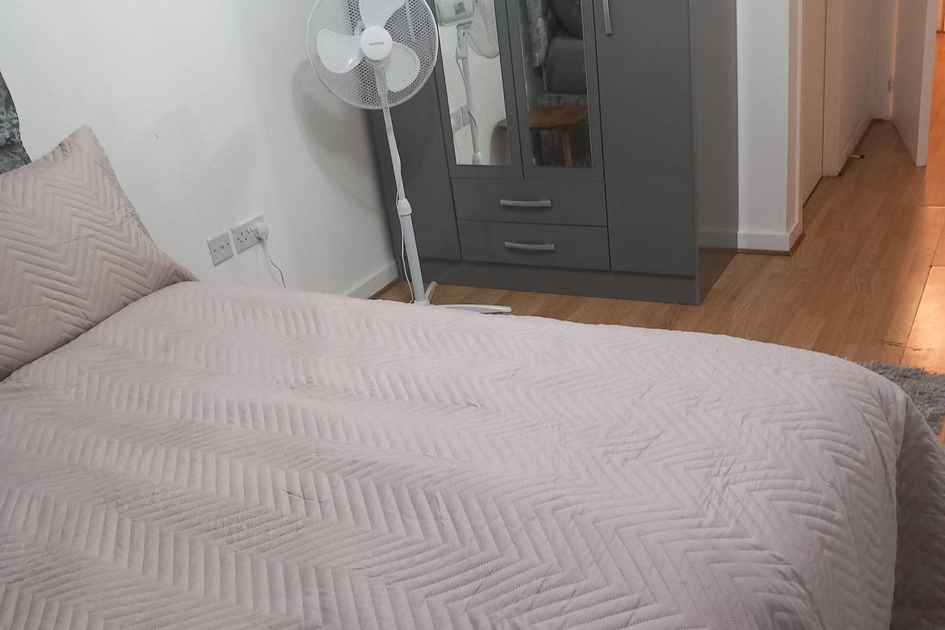 Apartamento vacacional entero, 5 Guests - Pet Friendly - Balcony & Free Parking in Dartford, Kent