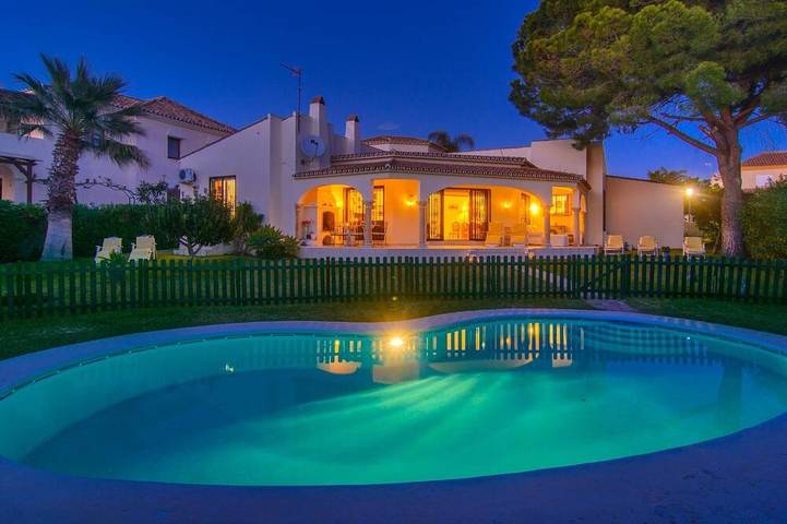 Cheap villa for 6 people, with pool and balcony as well as garden in Marbella