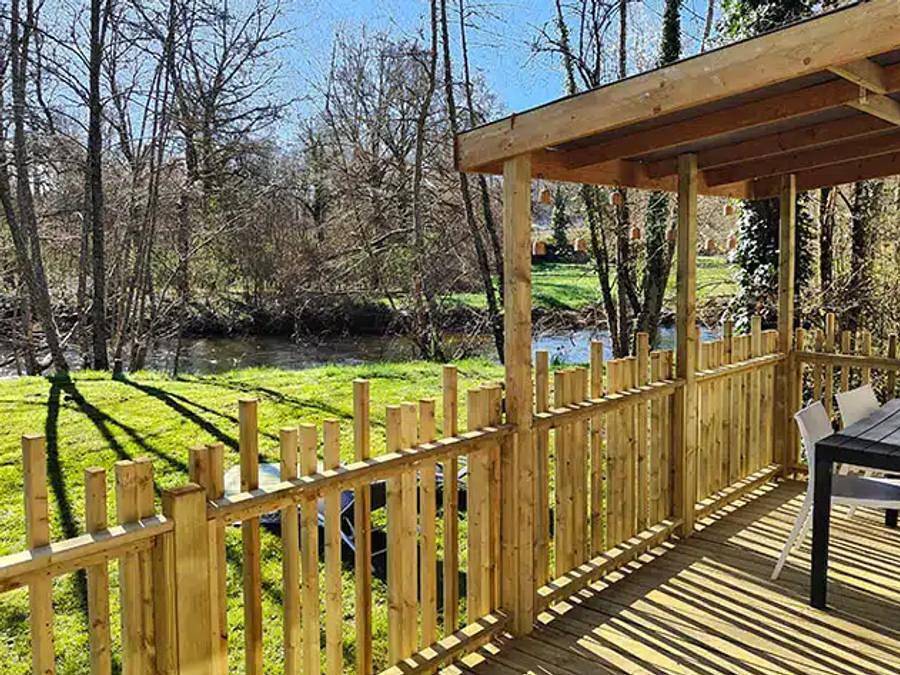 Camping Brantôme Peyrelevade - Mobilhome 4 personnes - Le Chêne (2 chambres) - Bord Riviere - Rénové 2024 in Brantôme en Périgord, Périgord Vert