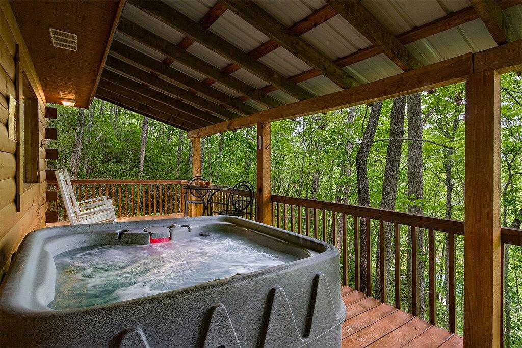 Squirrel Run Couples log cabin retreat in Fontana Lake