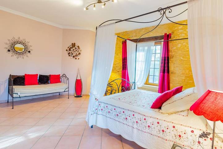 Chambre d’hôte pour 3 personnes, avec jardin à Saint-Amand-de-Coly - 2