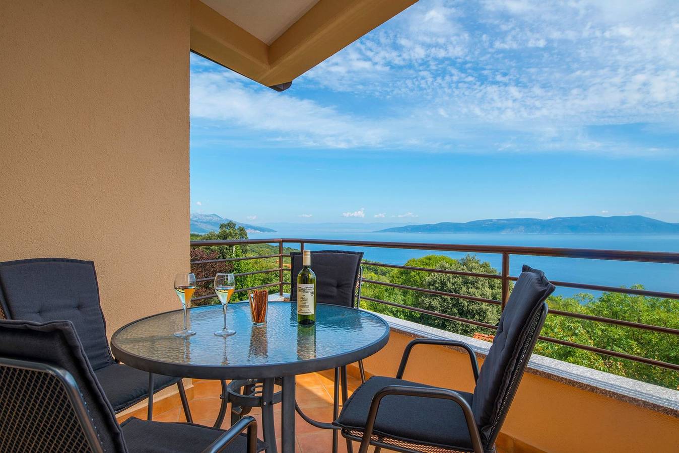 Ganze Wohnung, Ferienwohnung Larissa mit Meerblick 300m vom Strand in Ravni, Ostküste Istrien