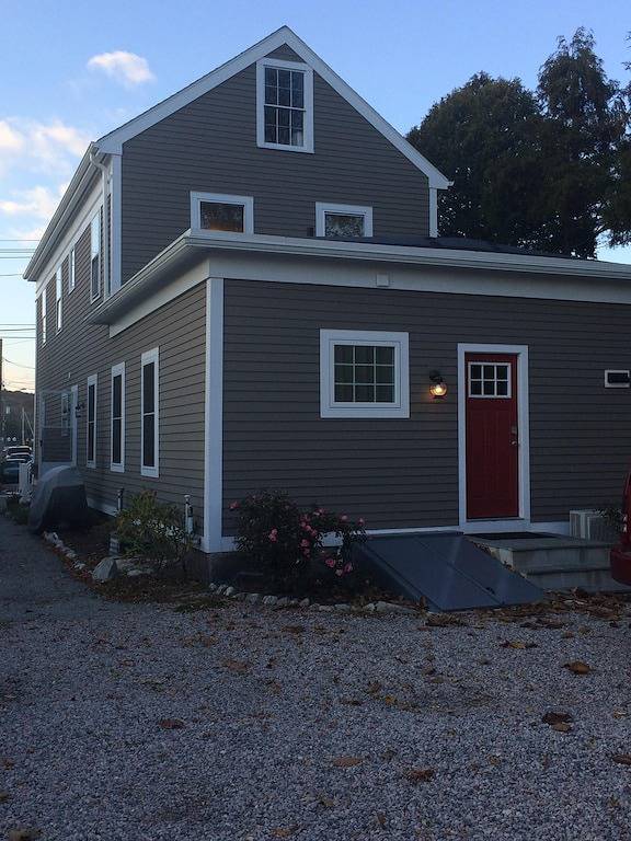 Ganze Wohnung, Renovierte 1 Br Wochenende 1 Block vom Mystic River in der historischen Innenstadt! in Mystic, Connecticut