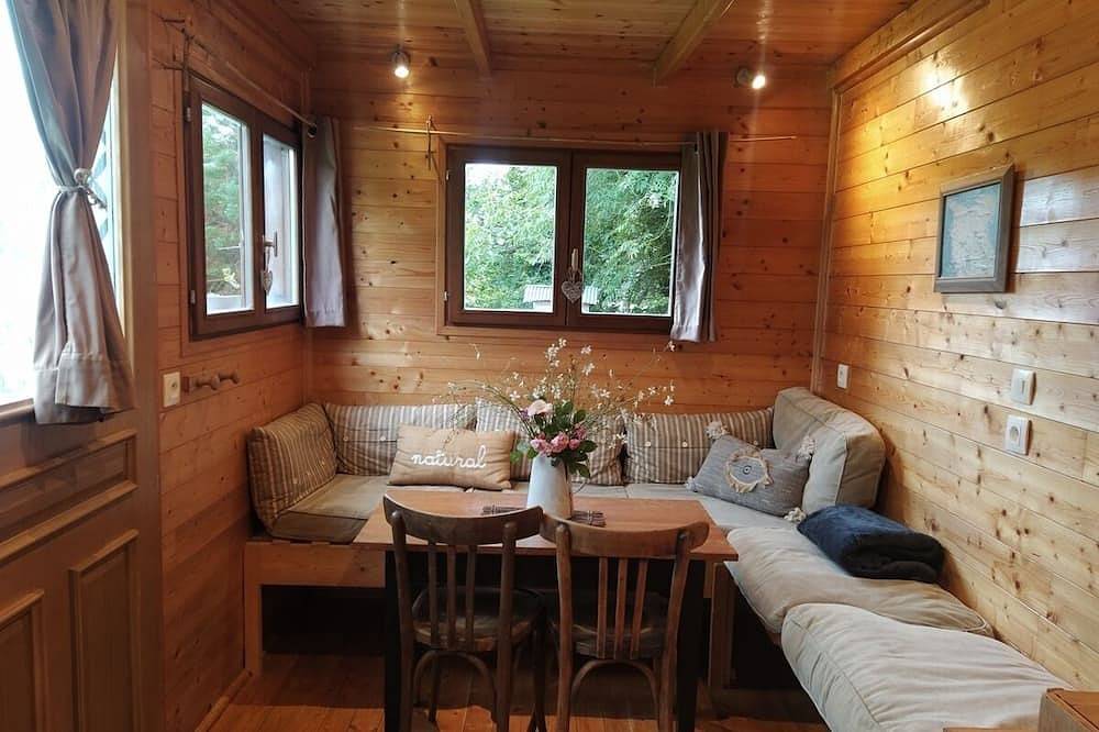 Nature getaway in a Tiny House at 4 km Beach in Les Moitiers-d'Allonne, Côte de la Déroute