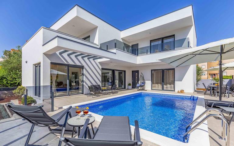 Villa für 8 Personen, mit Terrasse und Pool in Medulin
