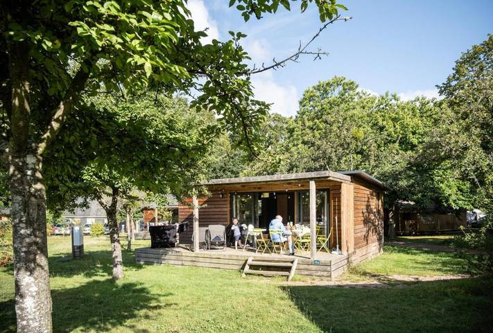 Camping pour 5 personnes, avec Terrasse ainsi que Bassin pour enfant et Piscine