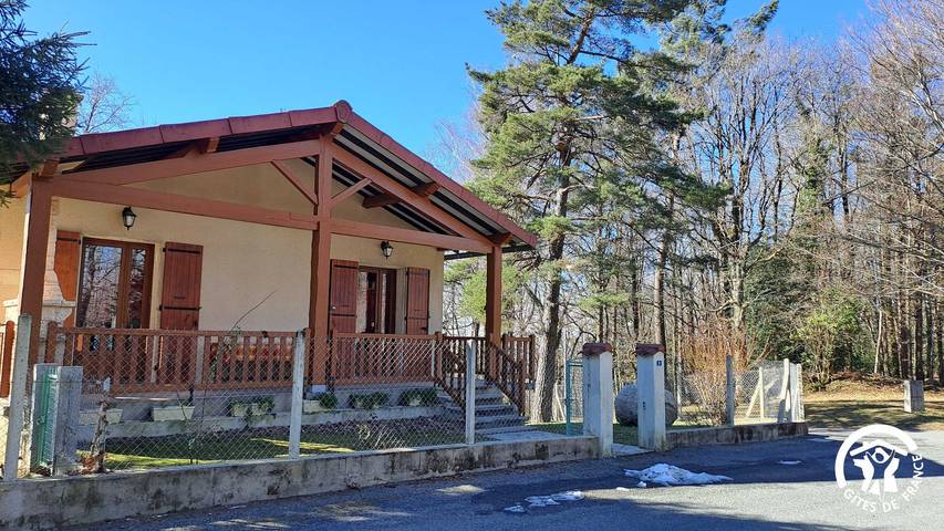 Gîte pour 5 personnes, avec Terrasse ainsi que Jardin et Piscine à Lacrouzette