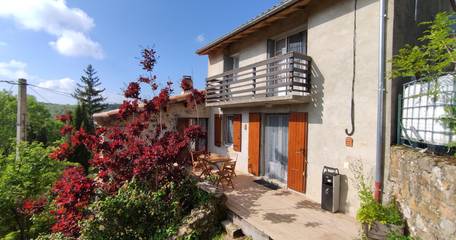 Gîte pour 6 personnes, avec piscine ainsi que jardin et terrasse à Champis