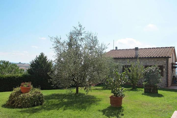 Accogliente appartamento in villa per 2 ospiti con WIFI, piscina, TV e patio in Lajatico, Pisa e dintorni
