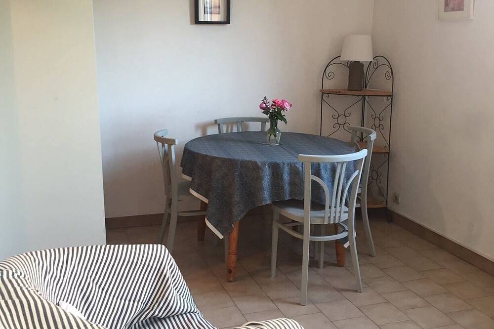 Appartement entier, Agreable studio dans residence calme proche de la mer et du centre ville in Le Pradet, Côte méditerranéenne (France)