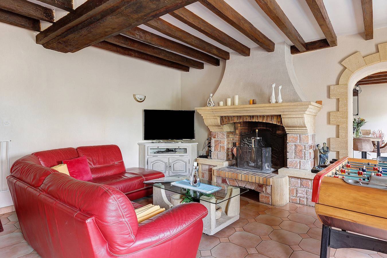 Maison de vacances 'Gîte Bleu Pour 14 Personnes' avec Terrasse Privée et Wi-Fi in Huillé-Lézigné, Vallée de la Loire