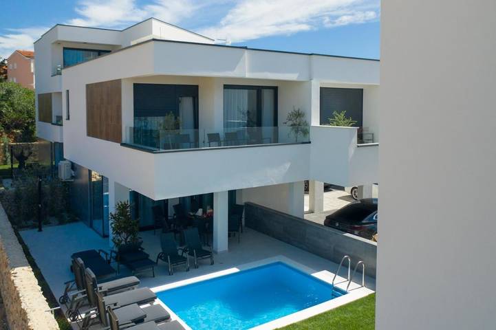 Villa für 10 Personen, mit Pool und Balkon in Novalja