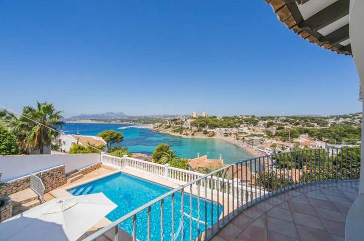 Villa pour 8 personnes, avec piscine et terrasse ainsi que vue et jardin