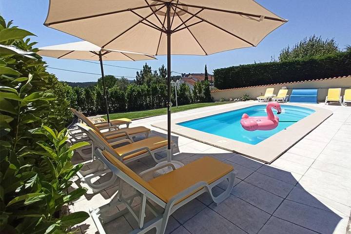 Location de vacances pour 12 personnes, avec vue ainsi que piscine et jardin, animaux acceptés dans Ourém - 3