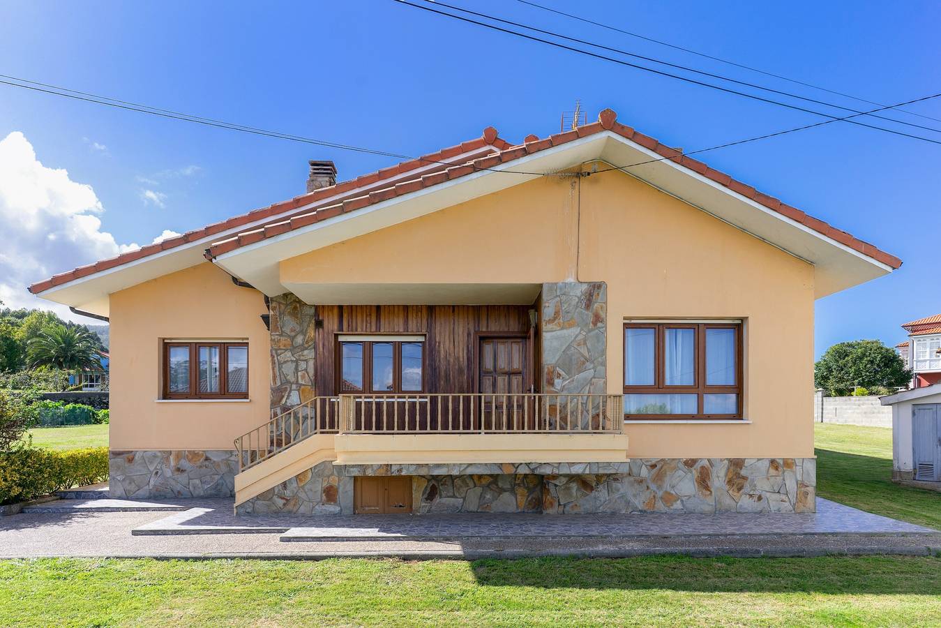 Casa Angelín: Private Terrace, Mountain Views & Wi-Fi in Muros de Nalón