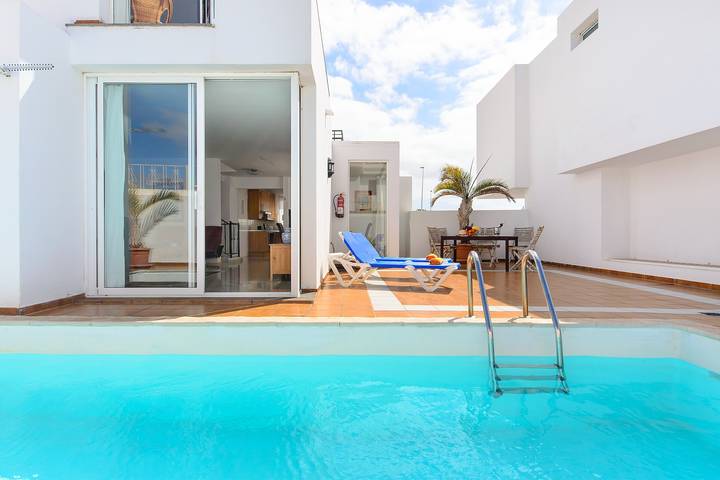 Beautiful holiday home with Heated Pool, Private Patio and Great Location in Puerto del Carmen, Tías