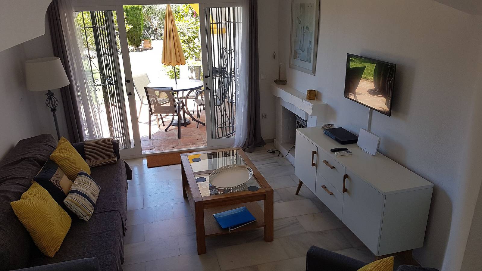 Maison "Casa Los Pinos", avec vue mer, piscine commune, balcon, climatisation & Wi-Fi in Sitio de Calahonda, Mijas