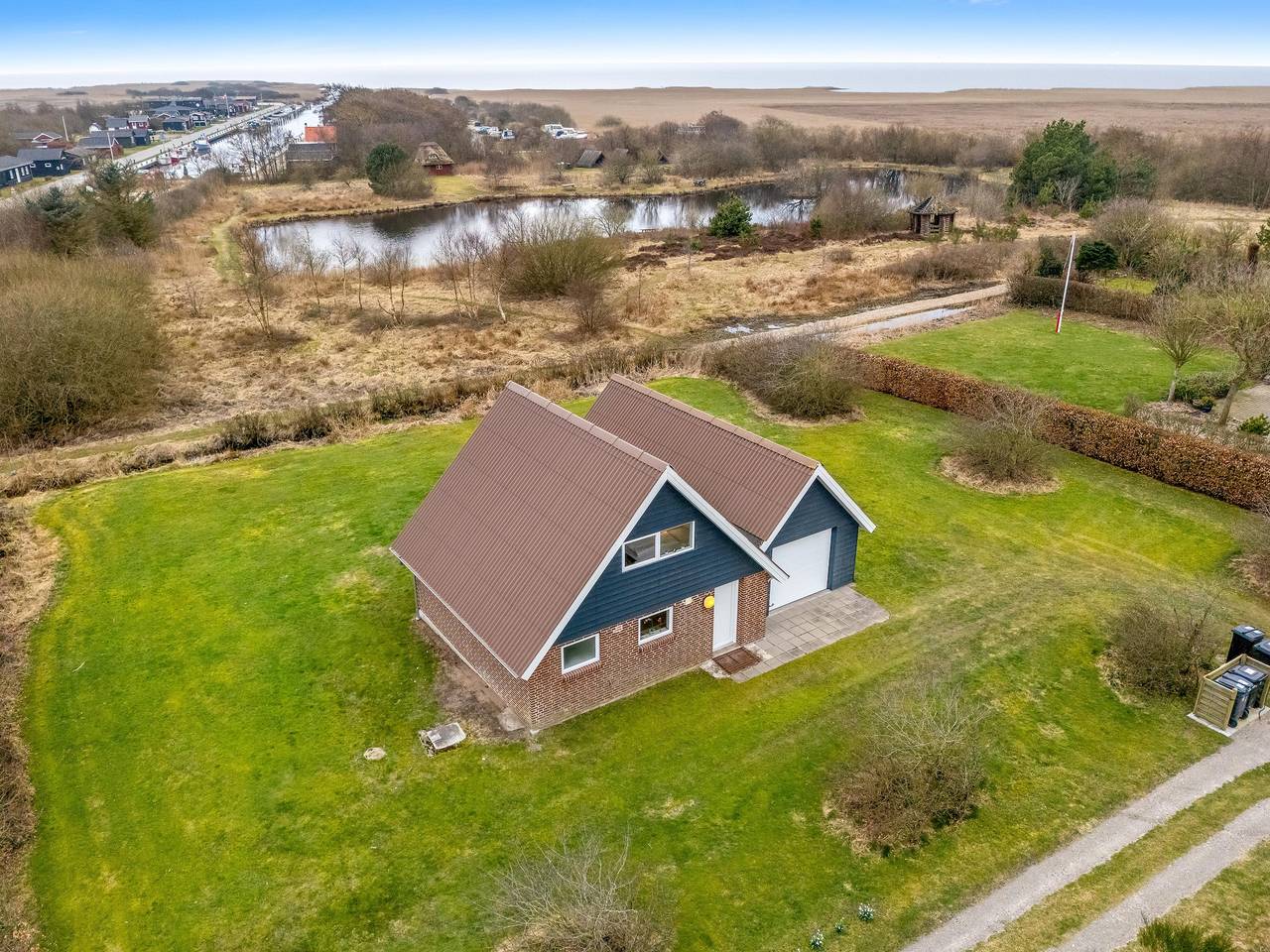 Lovely holiday home with a view of the fishing lake and the fjord. in Stauning, Ringkøbing fjord