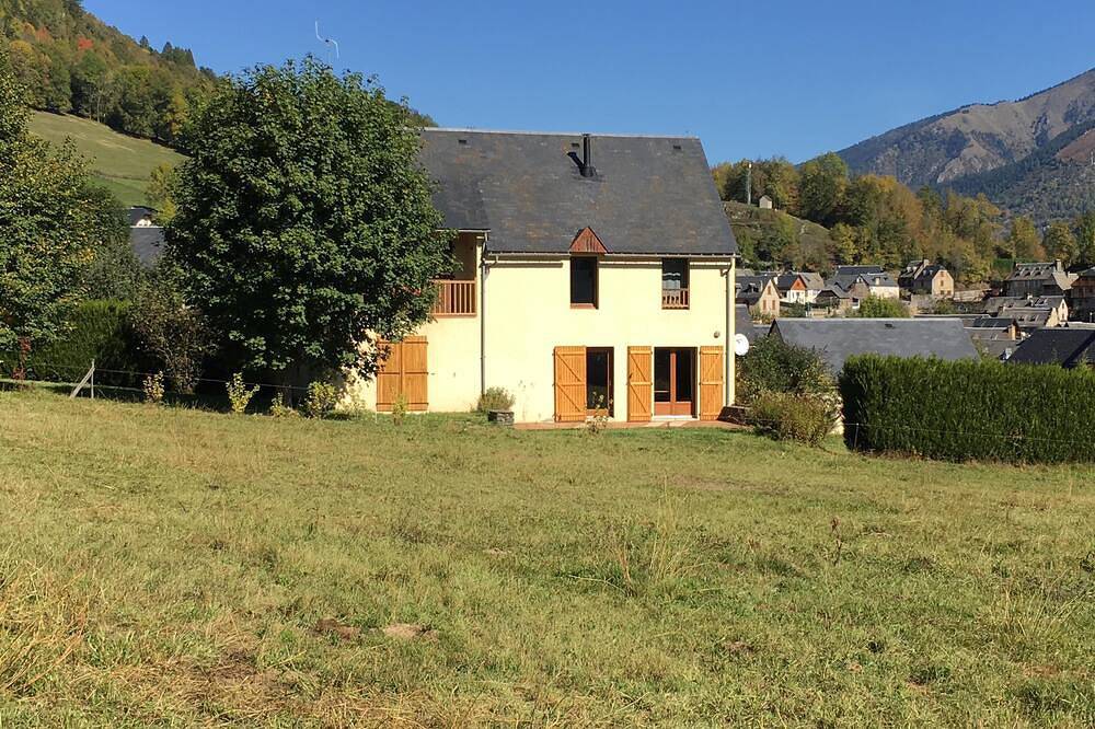 Maison familiale proche du Lac de Génos in Génos, Pyrénées