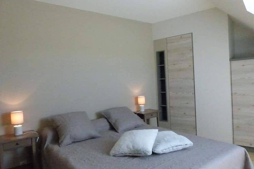 Casa rural renovada en Chapeau con wifi, terraza y aparcamiento in Chapeau (desambiguación), Allier (desambiguación)