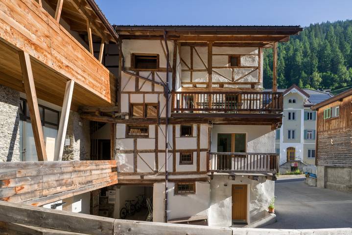 Ferienwohnung für 2 Personen, mit Balkon und Garten in Trin