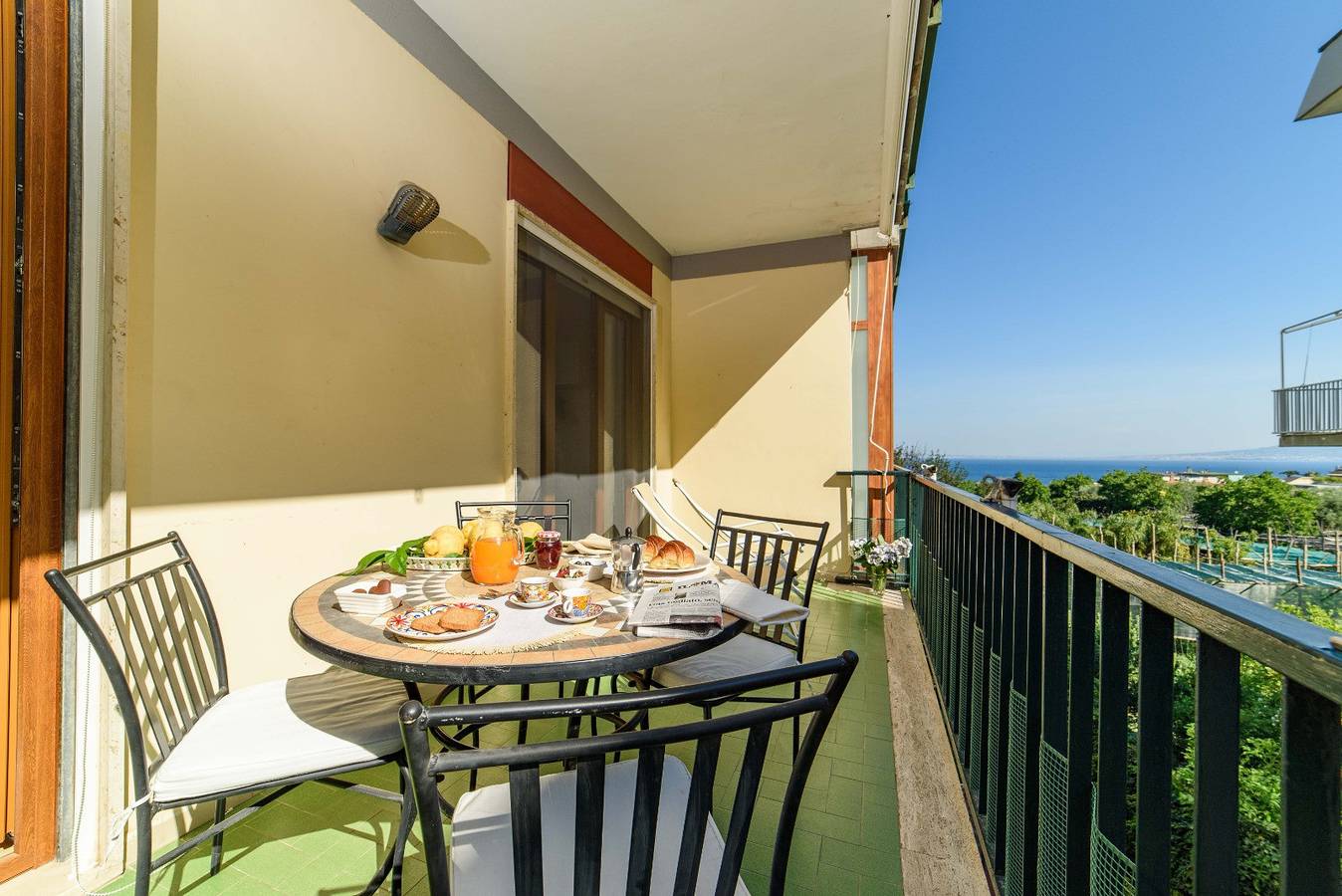 Appartement entier, Amore Rentals - Appartamento Sally con Terrazza e Vista Mare Parziale in Sorrento, Province de Naples