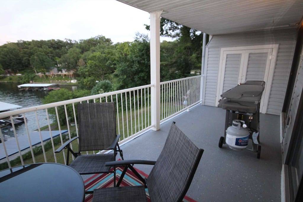 Ganze Wohnung, Lakefront One Bedroom Condo - King Bed - Close to the Water - Minimal Steps in Osage Beach, Lake of the Ozarks