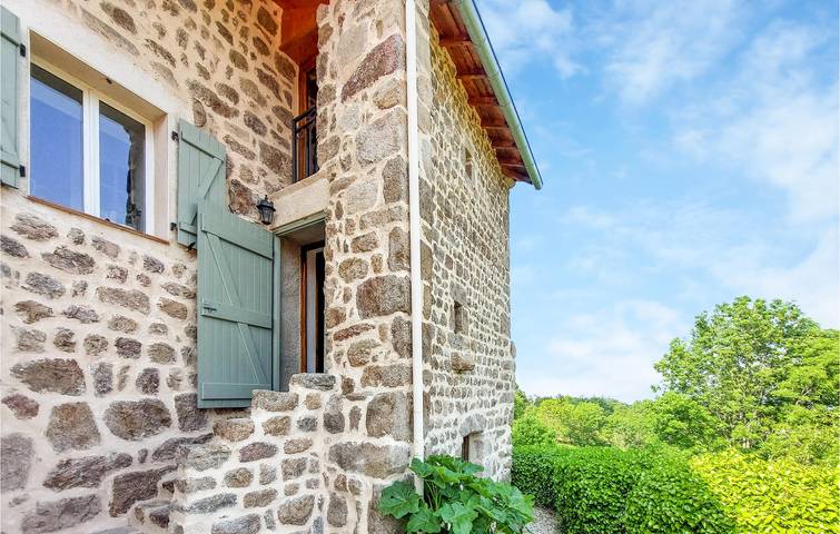 Location de vacances pour 6 personnes, avec vue ainsi que terrasse et jardin dans Montbrison - 2