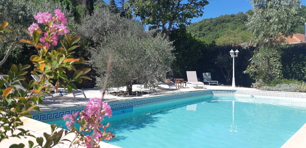 Gîte pour 12 personnes, avec balcon ainsi que jardin et piscine