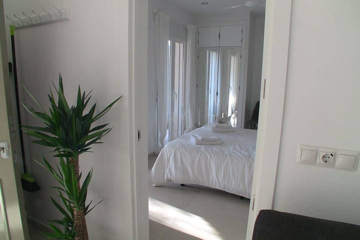 Ganze Wohnung, Stilvolle neue 2-Schlafzimmer-Wohnung (beide mit eigenem Bad) in privilegierter ländlicher Lage in Coín, Málaga Provinz
