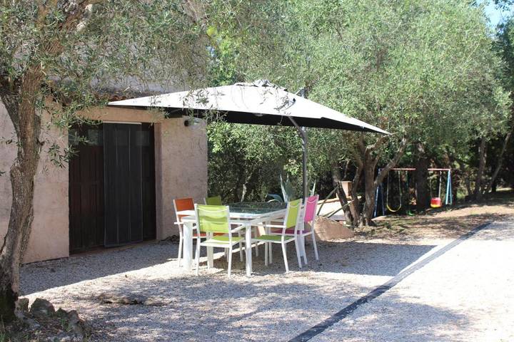 Appartement de vacances pour 5 personnes, avec terrasse et piscine ainsi que jardin et vue