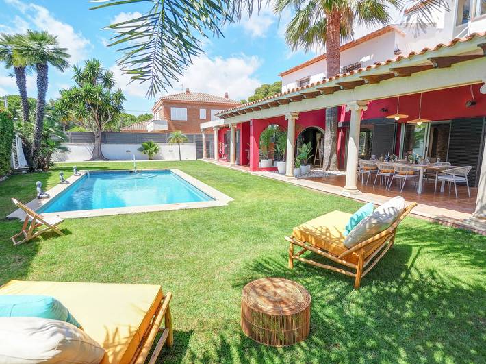 Casa rural para 14 personas, con terraza además de jardín y piscina, Se admiten mascotas en Sitges - 2