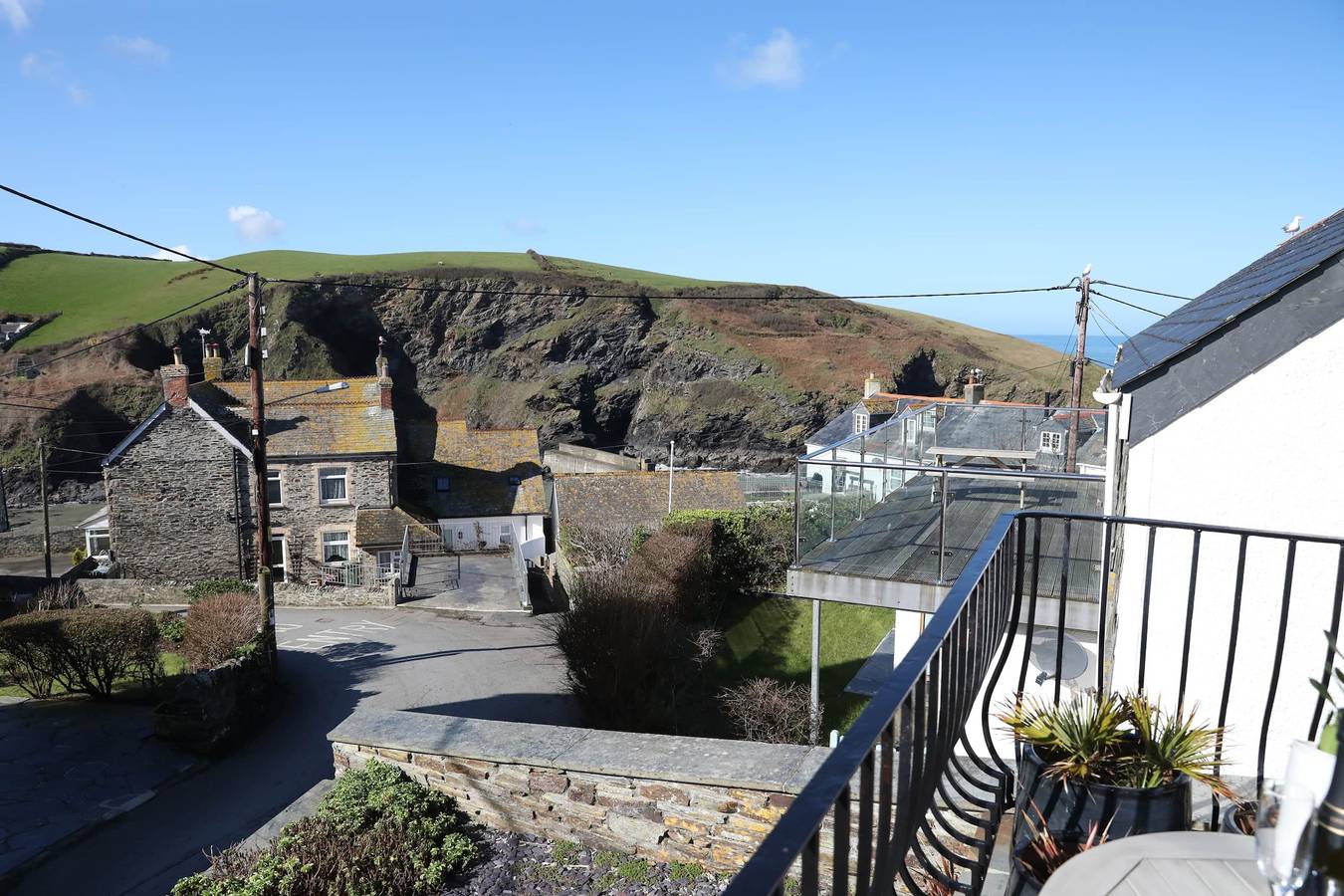 Entire apartment, Stowaway a stroll into Port Isaac's harbour side in Port Isaac, Pentire Point - Widemouth