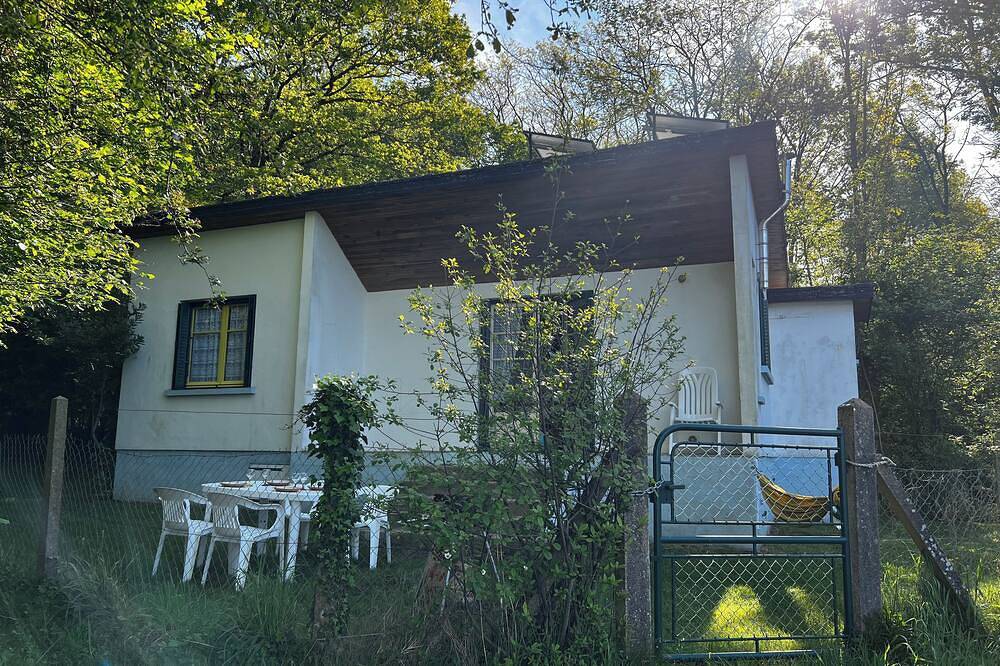 Chalet on the edge of the Moutiers lake, peaceful greenery, sleeps 4 in Moutiers-en-Puisaye, Auxerre und Umgebung