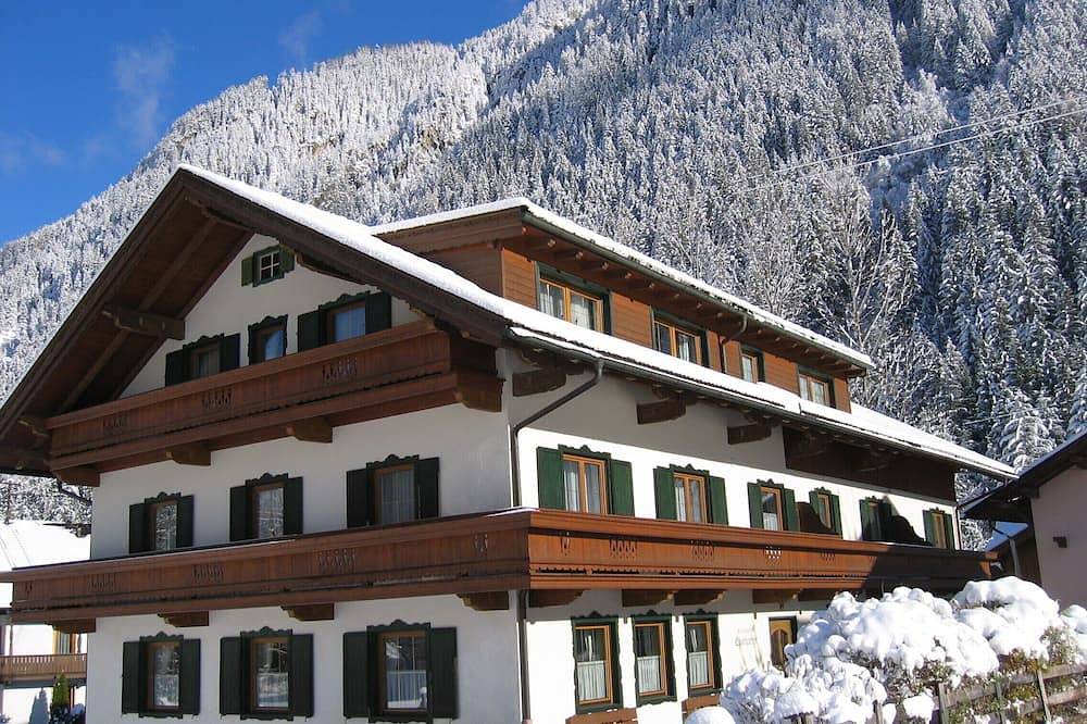 Entire apartment, Vacation apartment Pension Eberharter in Mayrhofen, centrally but quietly located in Mayrhofen, Ziller valley alps