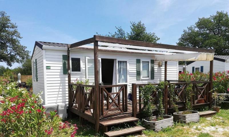 Camping pour 4 personnes, avec vue et jardin ainsi que bassin pour enfant et piscine