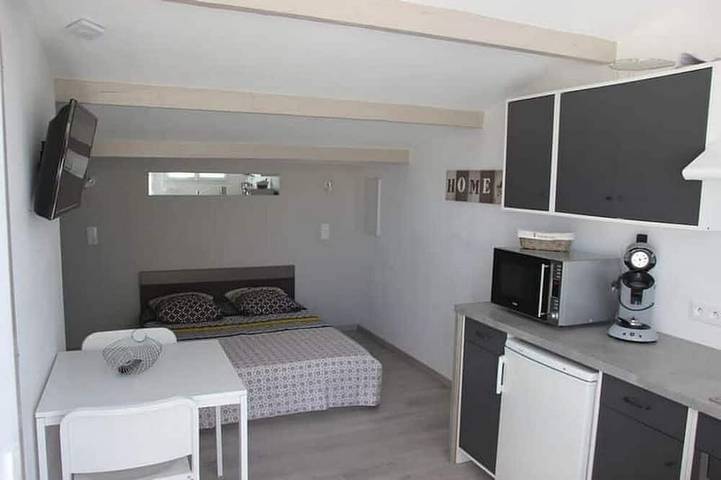 Gîte pour 2 personnes, avec terrasse et piscine à Puissalicon - 2