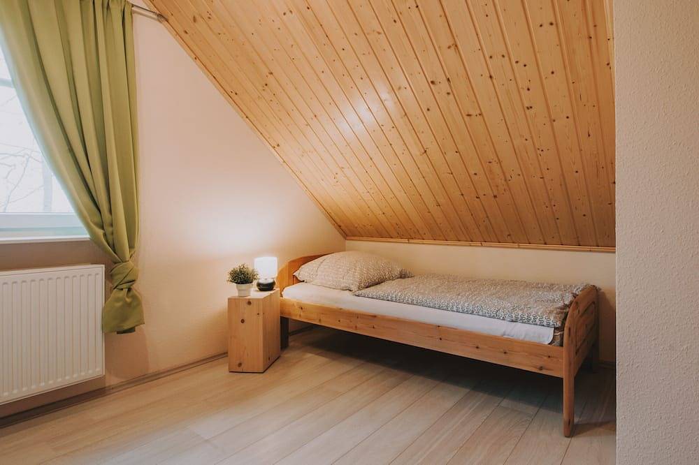 Holiday house directly on the lake for 4-5 people in Zetel, Südliche Nordseeküste