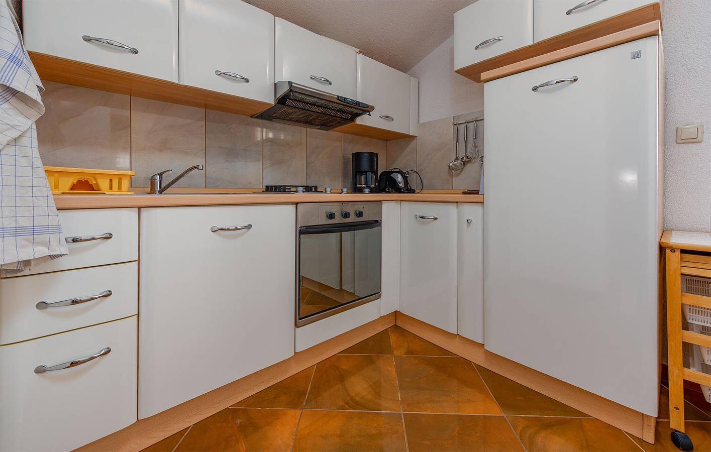 Entire holiday apartment, Cozy Apartment with Terrace, Wi-Fi & 900m to Beach in Vir