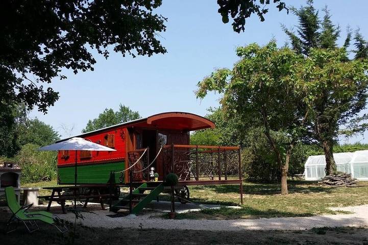 Gîte pour 4 personnes, avec balcon ainsi que piscine et jardin à Bâgé-la-Ville